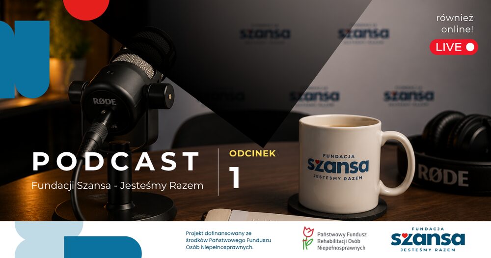 Plansza podcastu Fundacji Szansa – Jesteśmy Razem: mikrofon studyjny i kubek z logo Fundacji, napis „Odcinek 1
